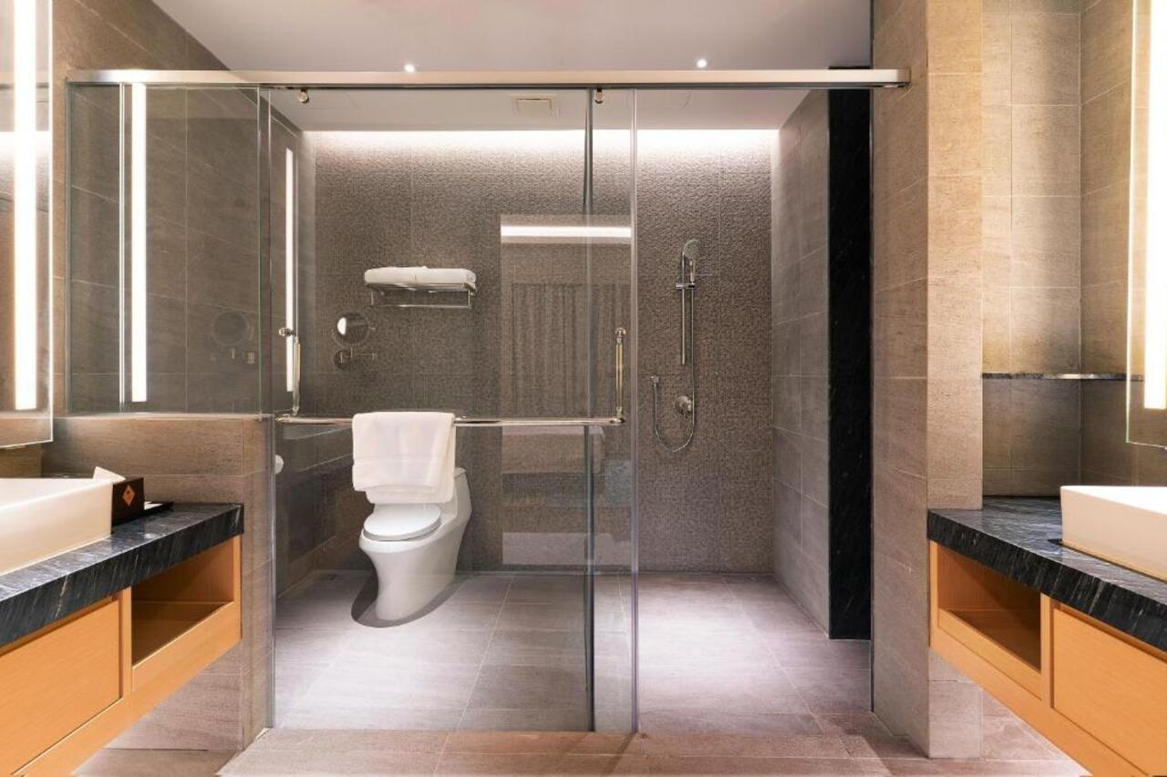פטלין ג'איה M World Hotel Formerly Known As Avante Hotel מראה חיצוני תמונה A shower enclosure